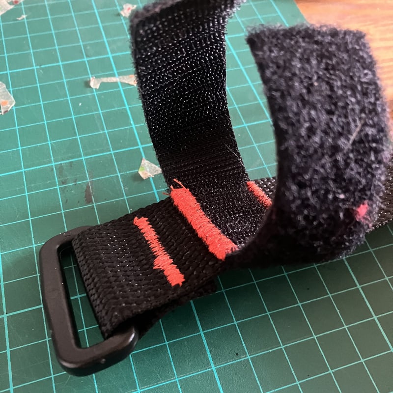 Photo de la sangle cousue sur le ruban (face a)