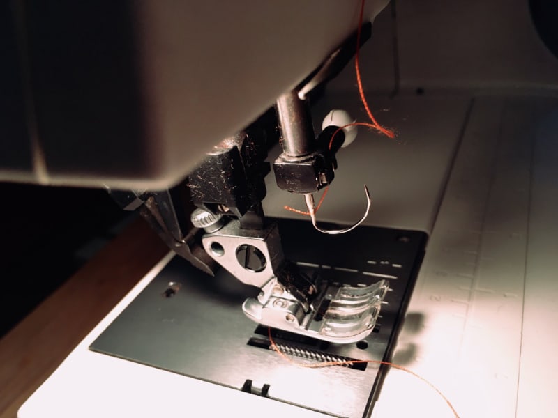 Photo d'une machine à coudre dont l'aiguille est totalement tordue