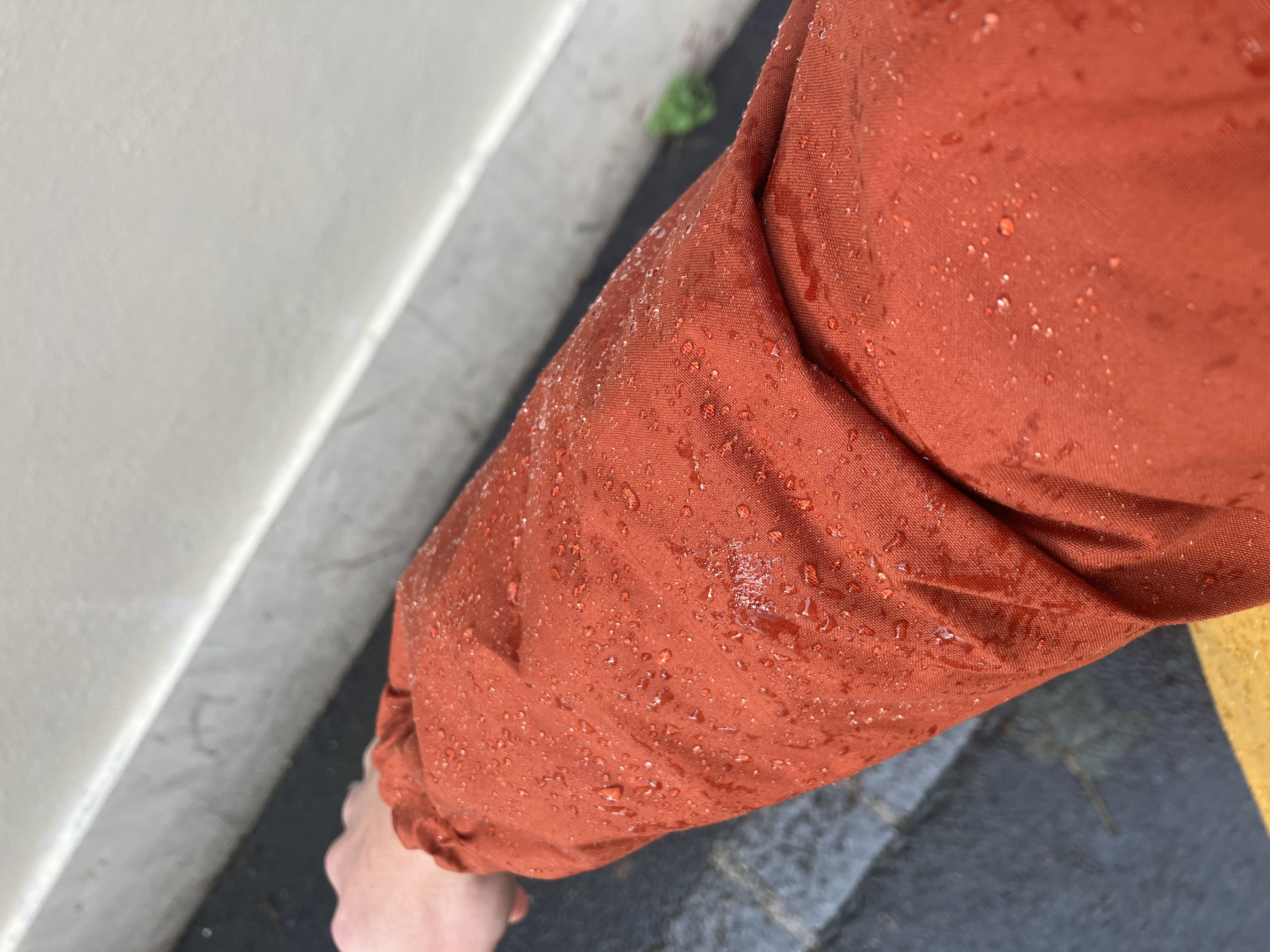 détail du tissu déperlant utilisé pour l’anorak, la pluie ne pénètre pas le tissu.