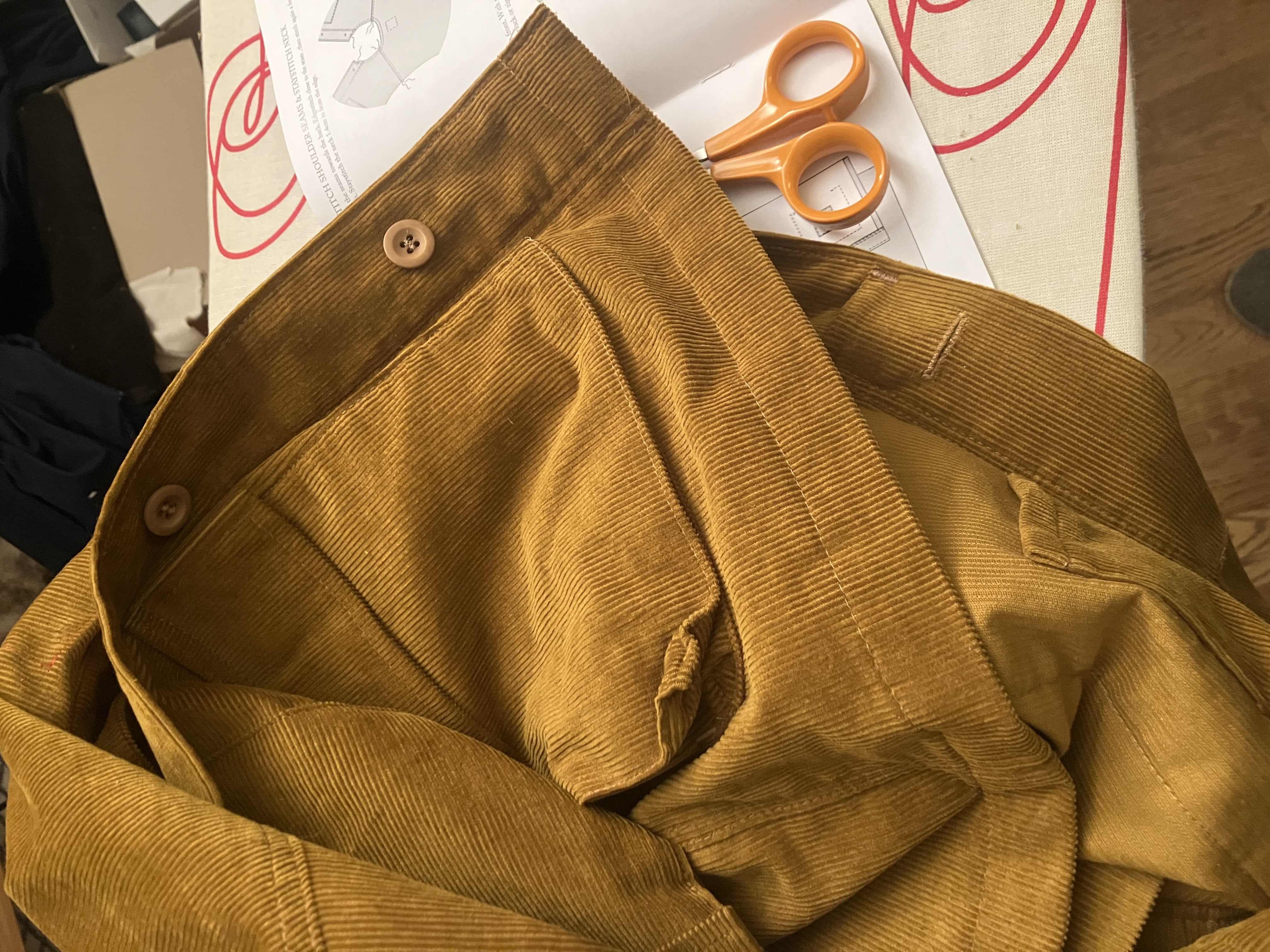 photo de détail d’une poche de veste en velours côtelé.