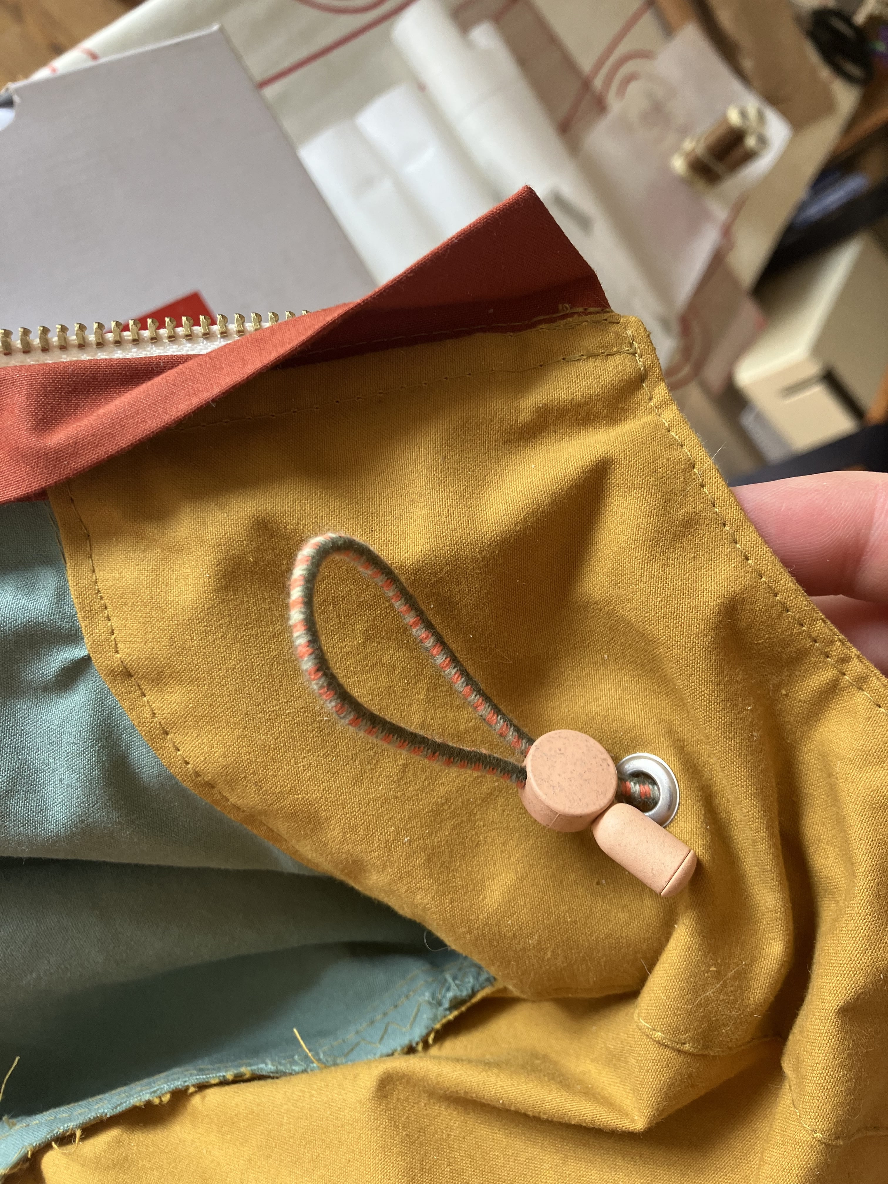 détail de l’élastique de tension de la capuche.