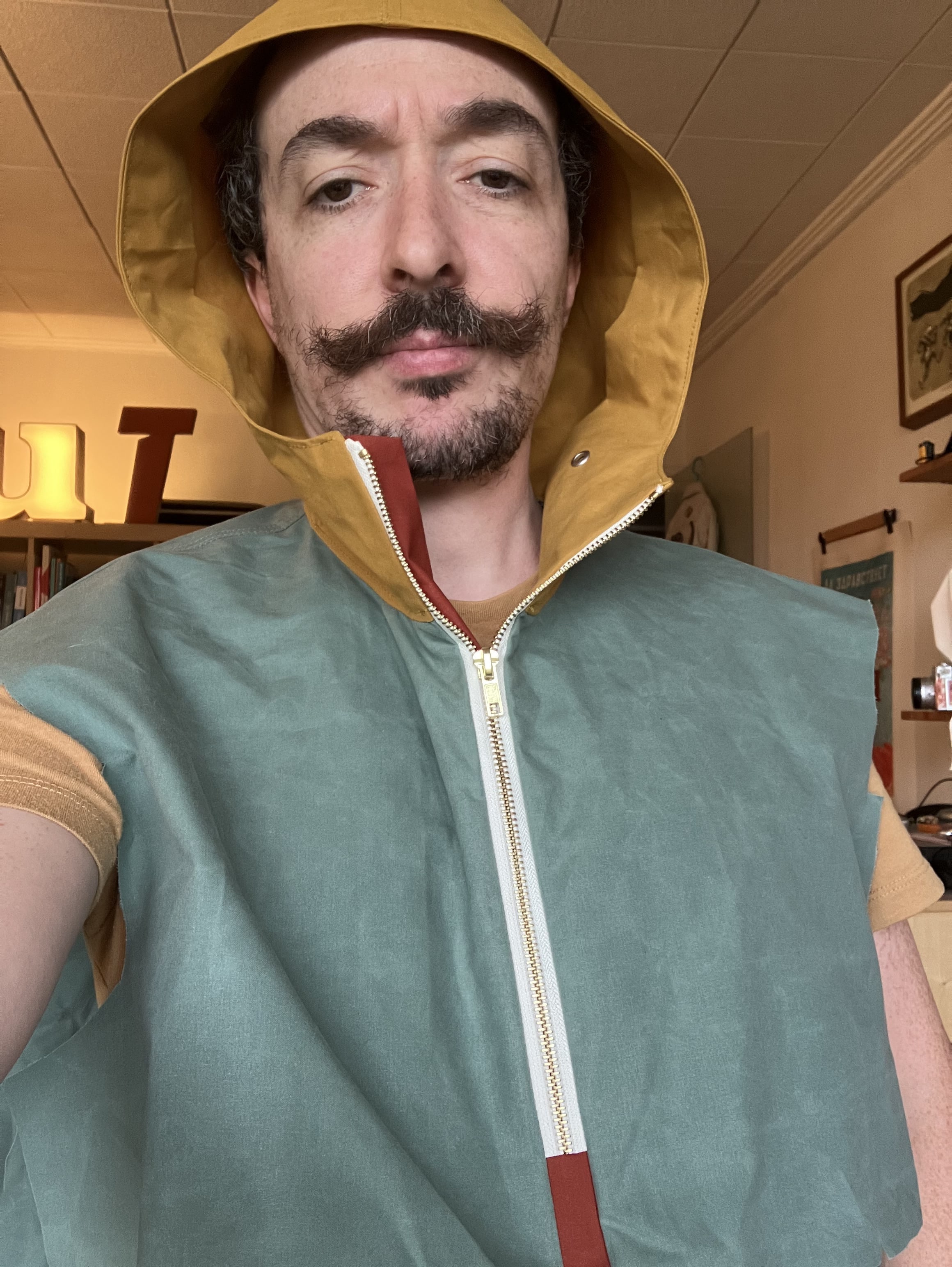 selfie d’un homme qui porte un anorak sans manches.