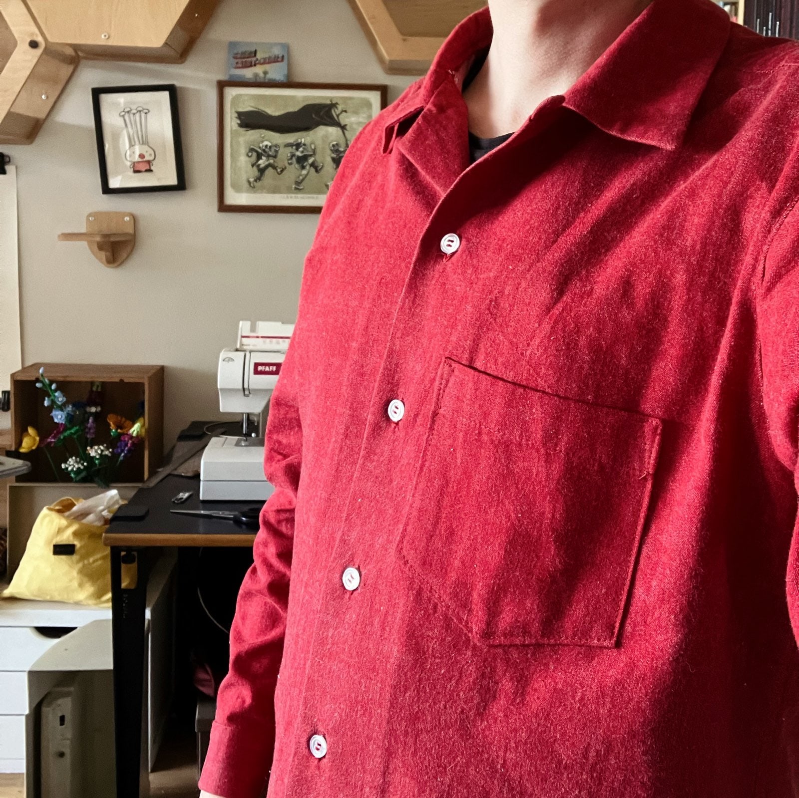 selfie d’un homme en chemise élégante rouge