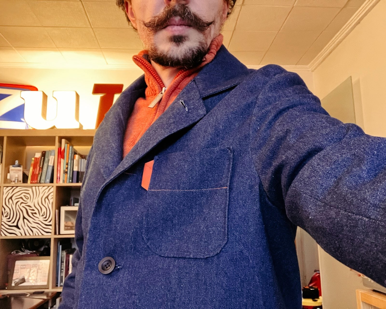 selfie d’un homme qui porte une veste en denim bleu