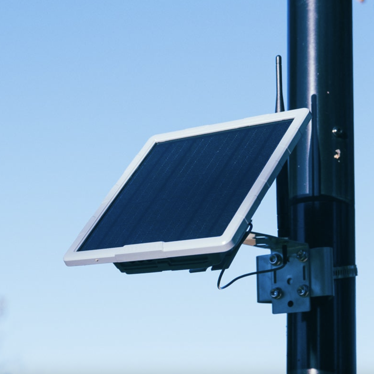 j’avoue, encore un panneau solaire mais cette fois avec un boitier inclus dans sa structure, et une antenne fixée derrière