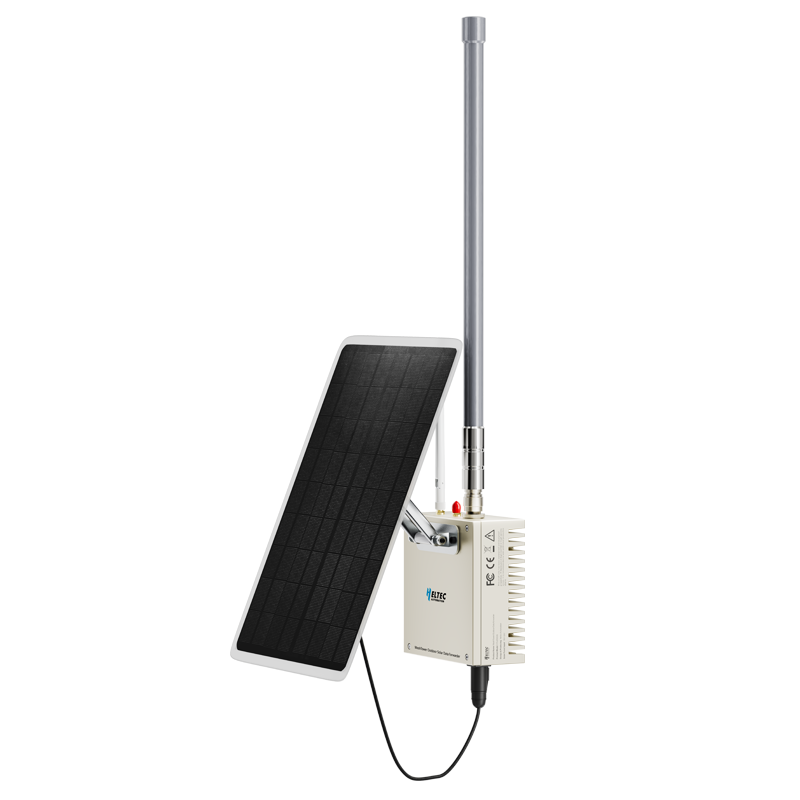 Un boitier beige est connecté à une grosse antenne grise et un panneau solaire