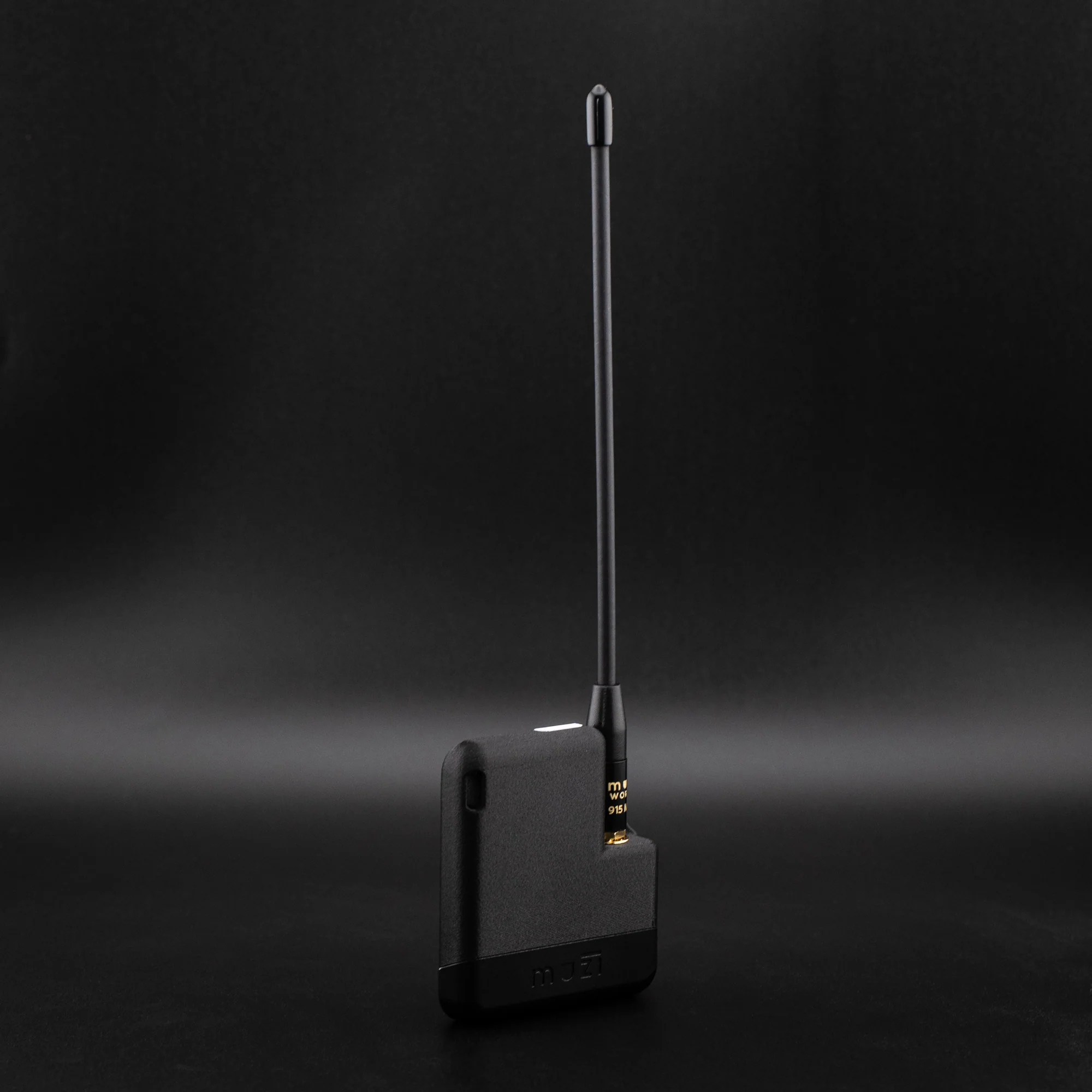 Sur fond noir très classe, un carré noir mat avec une grande antenne un peu flexible. Très classe.