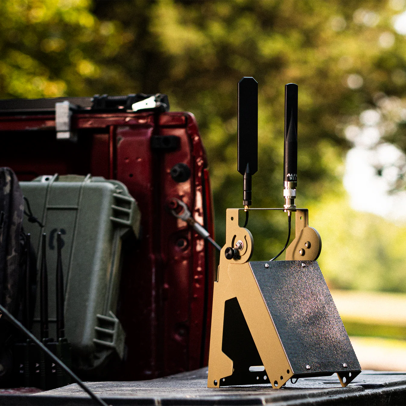 au milieu de valises en plastique solide, un triangle en métal plié dont une surface est couverte d’un panneau solaire et au sommet duquel s’élèvent deux antennes noires. Le tout donne un peu une impression de matériel militaire, ou dans le style.