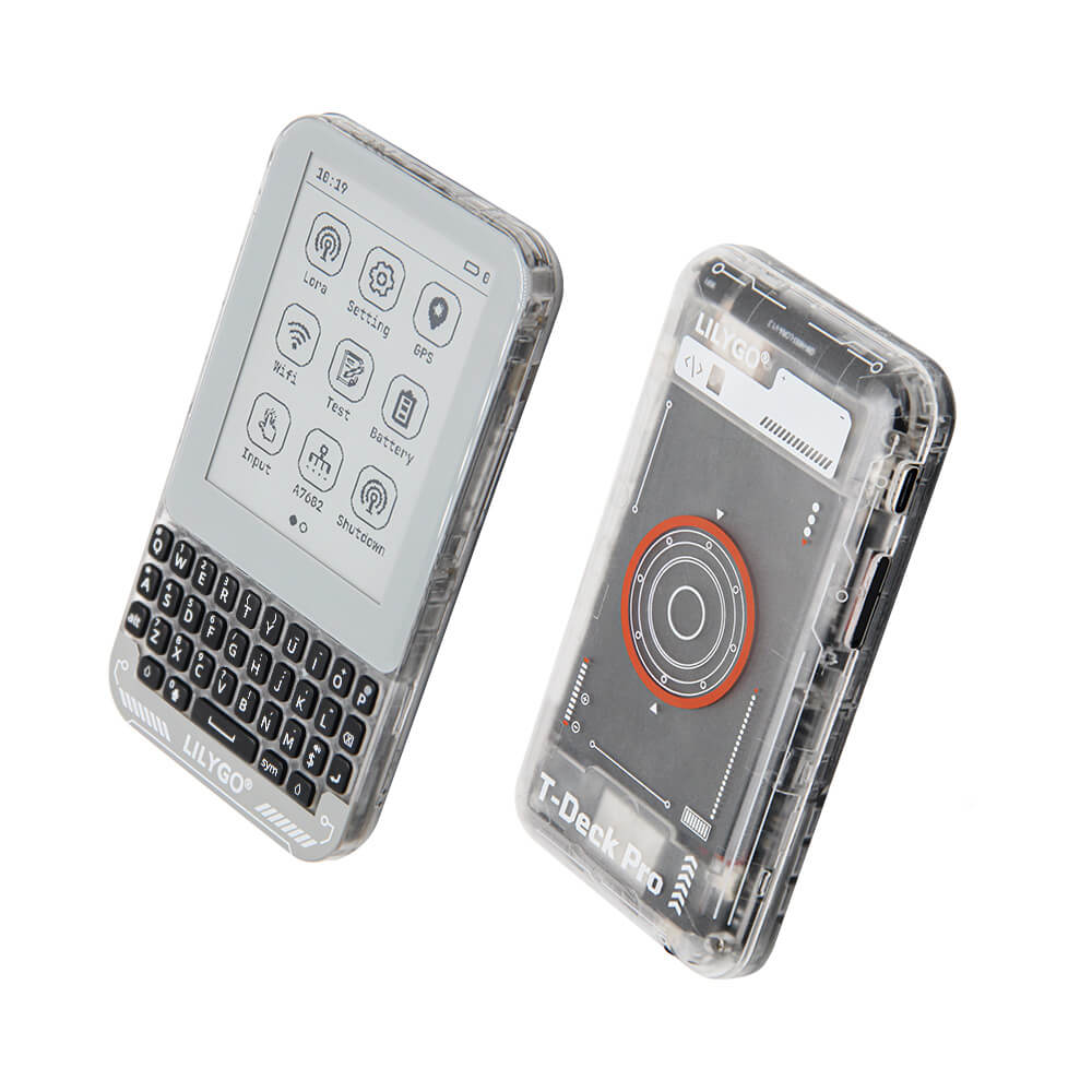 Un gadget de la taille d'un smartphone qui ressemble à un téléphone Blackberry avec un grand écran noir et blanc en haut et un clavier complet en bas. La coque est translucide.