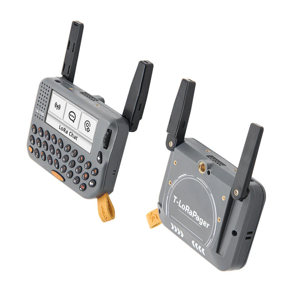 Gadget qui ressemble à une console de jeu, avec un clavier à bouton tactiles, un écran noir et blanc assez petit, et une antenne dépliante de chaque côté du bidule. C'est futuriste, rassurant, et un peu dépassé.