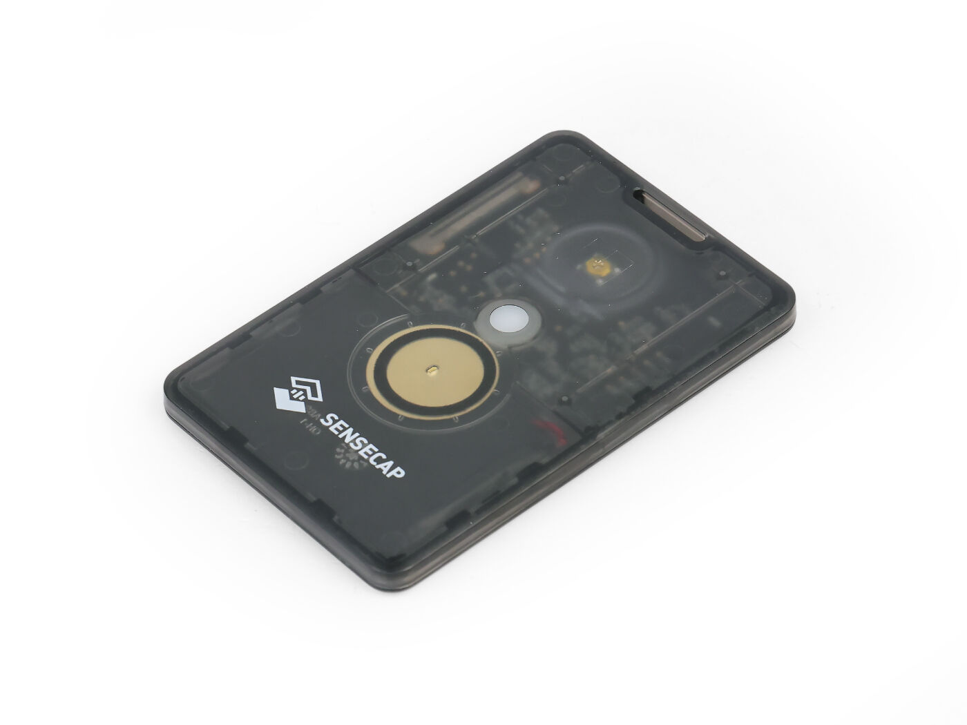 Un module de la taille d’une carte de crédit en plastique translucide noir, de cinq millimètres d’épaisseur. Très classe, on voit le mécanisme à travers la coque, dont trois disques alignés verticalement, un bouton, une lumière et un buzzer