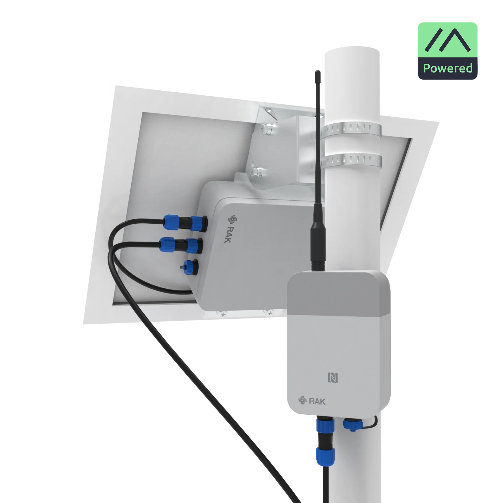 Sur un mât, deux boitiers gris sont fixés. un qui a une plaque solaire et un qui a une antenne.