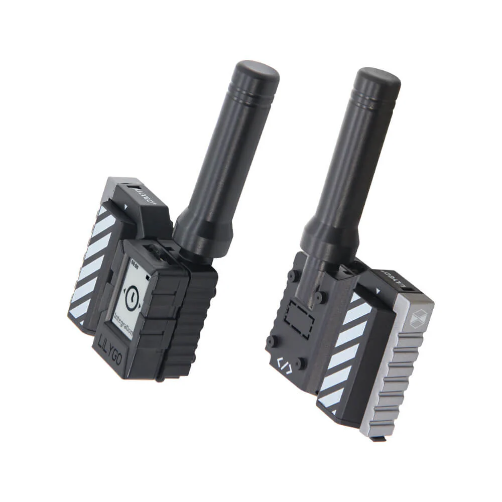 Un gadget qui rassemble trois volumes de forme et de taille un peu différente : deux parallélépipèdes rectangles de largeur et de hauteur différente pour la base, et un cylindre qui sort d'un des parallélépipède pour l'antenne.