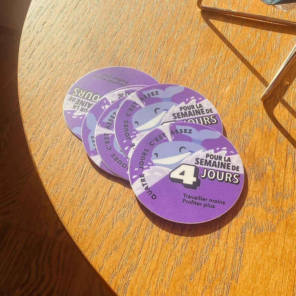 pile de stickers “pour la semaine de 4 jours”