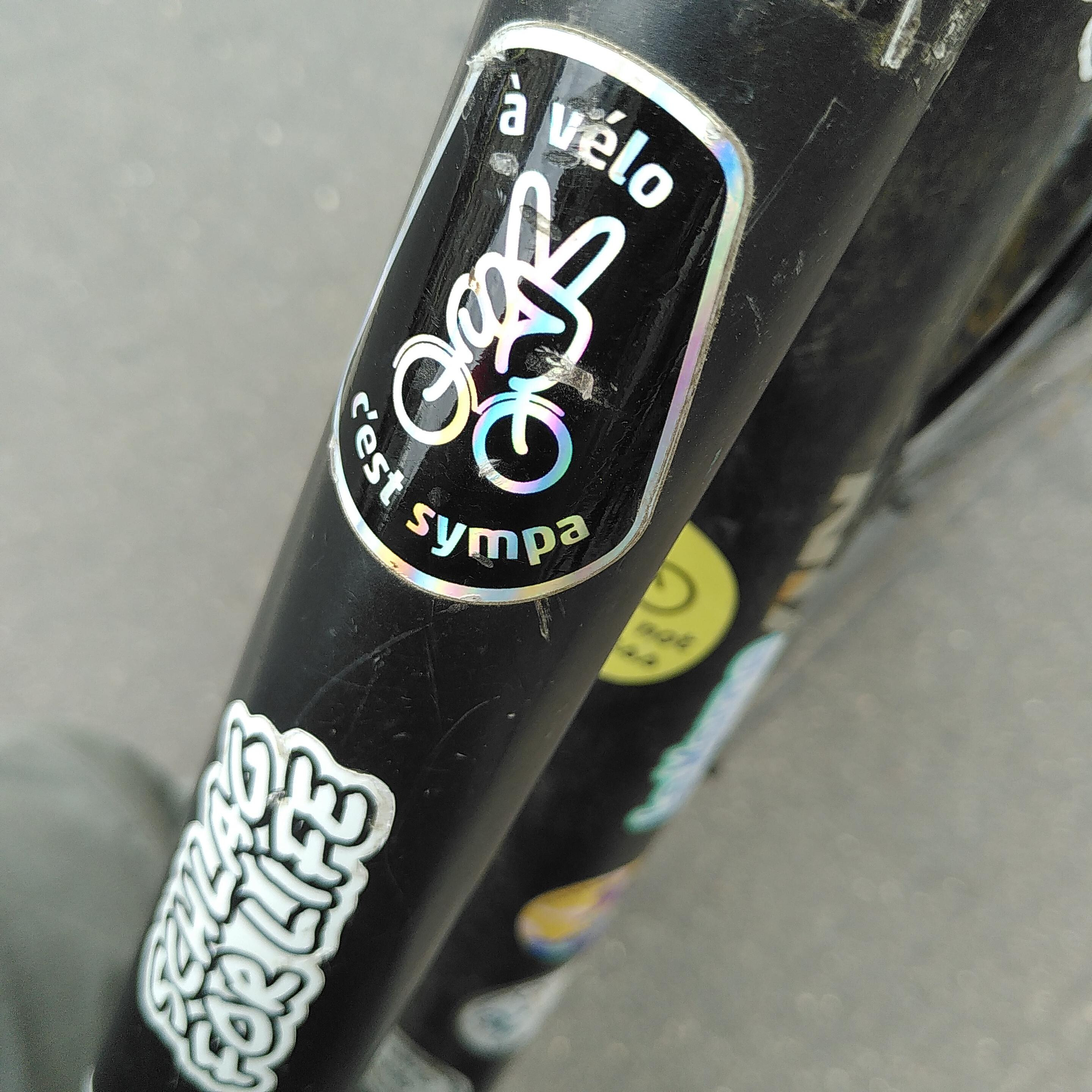 photo d’un cadre de vélo sur lequel est collé le sticker