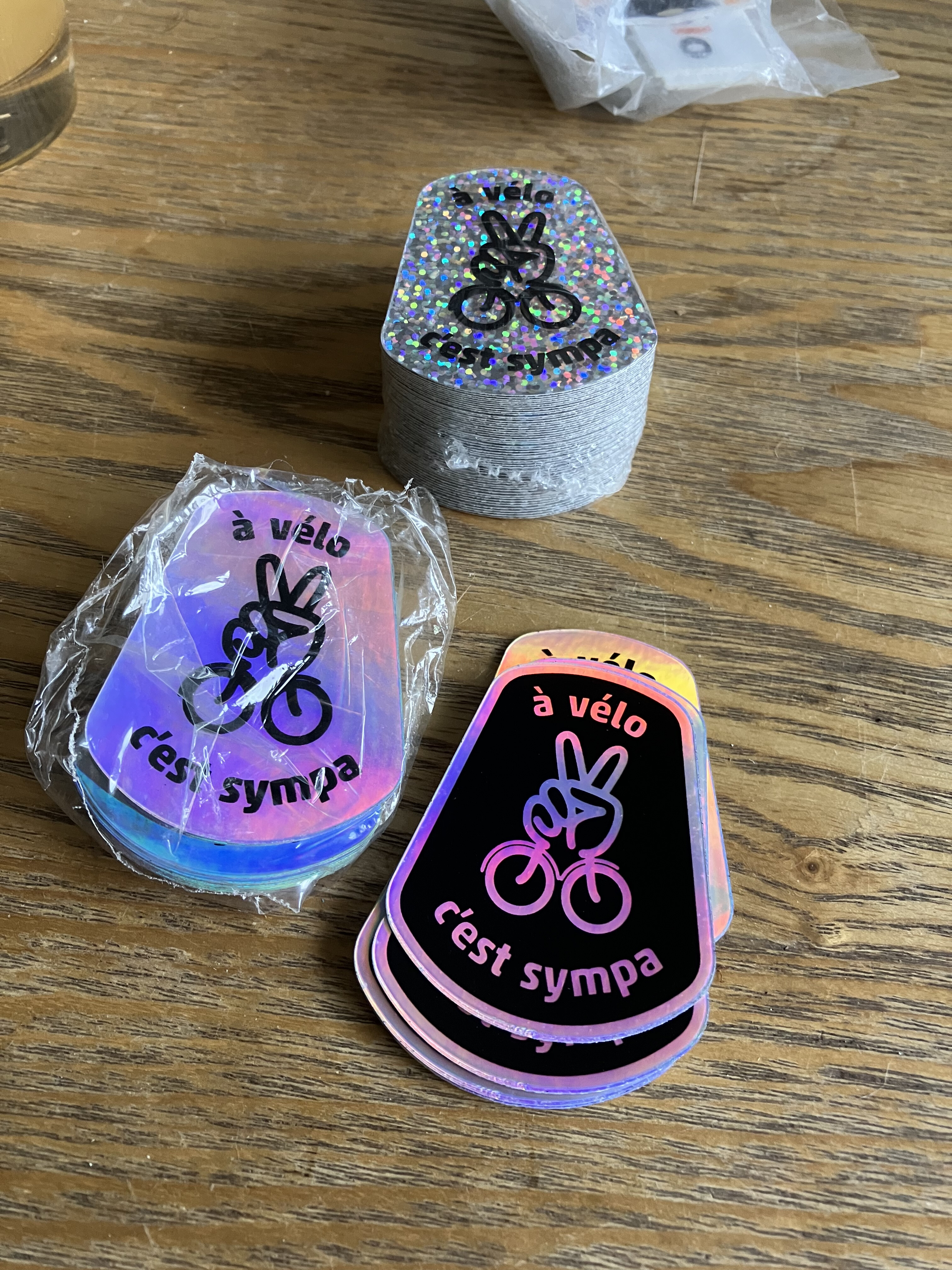 photo de stickers portant le design "à vélo c’est sympa"