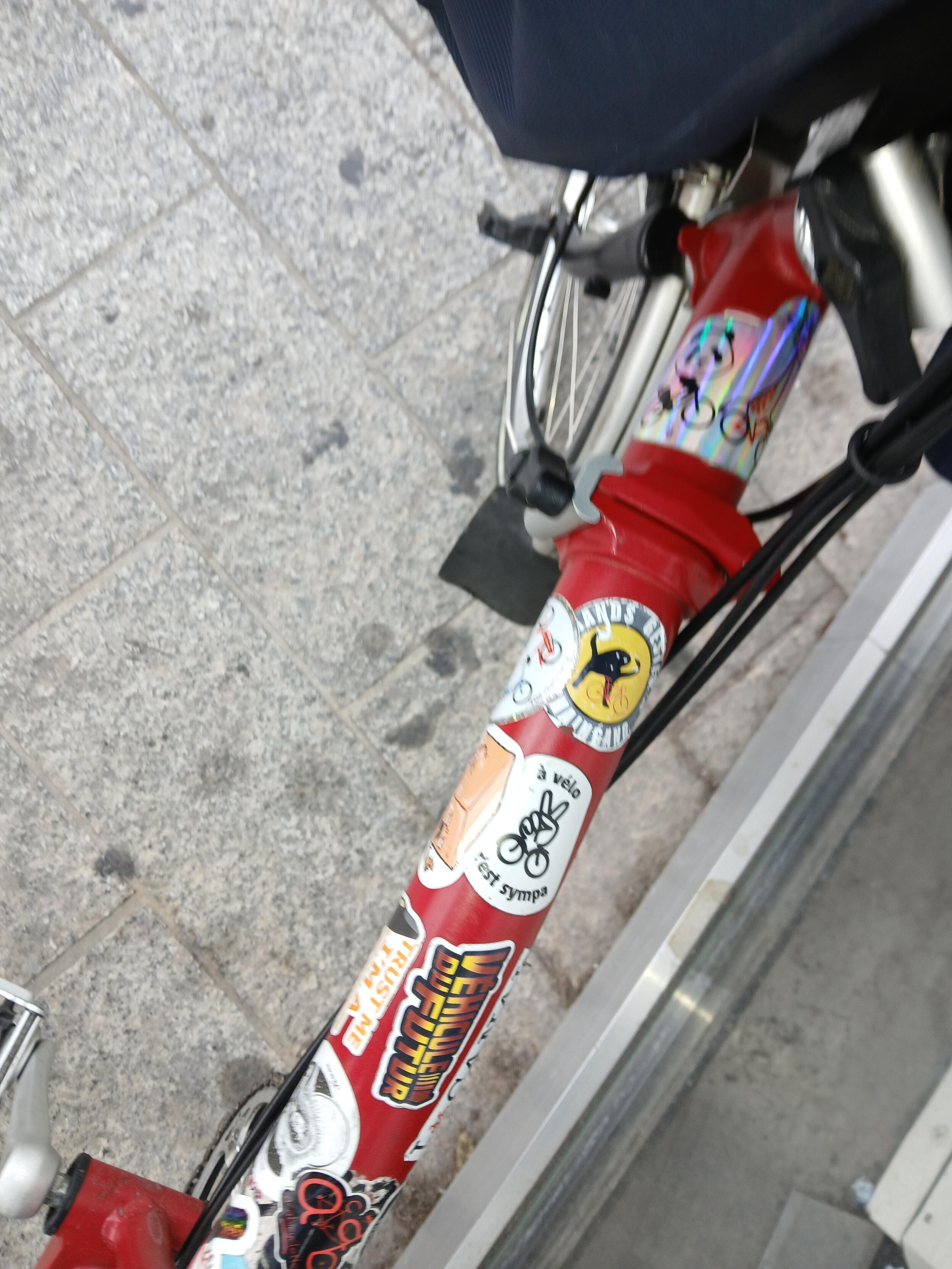 photo d’un cadre de vélo sur lequel est collé le sticker