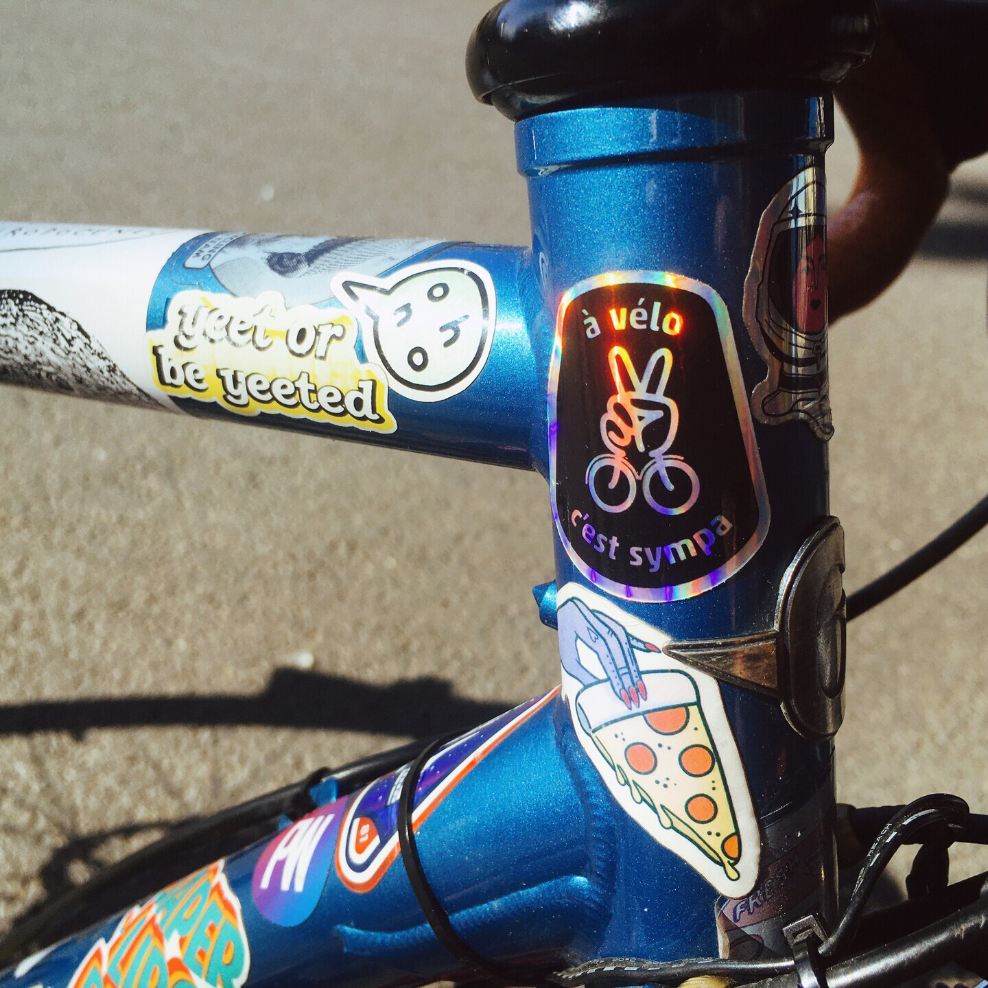 photo d’un vélo portant le sticker "à vélo c’est sympa"